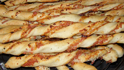 Pizza tyčinky z kynutého těsta