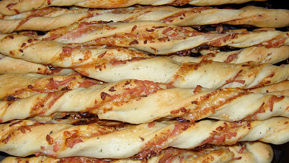 Pizza tyčinky z kynutého těsta