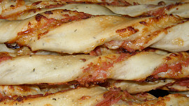 Pizza tyčinky z kynutého těsta