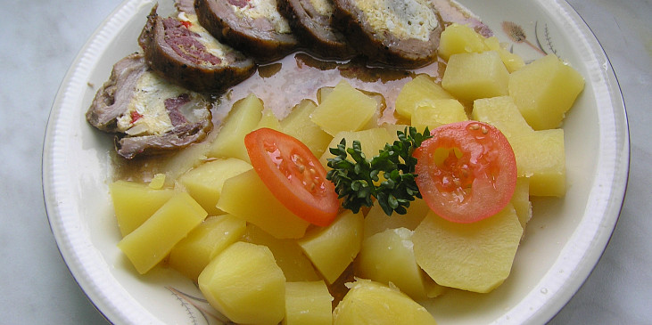 Plněná krkovička mletým masem (krkovička plněná vejcem a loveckým salámeme)