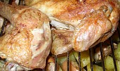 Ploché kuře (Crapaudine) s pečenými cibulemi, brambory a jablky (detail)