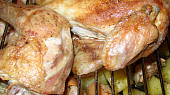 Ploché kuře (Crapaudine) s pečenými cibulemi, brambory a jablky, detail