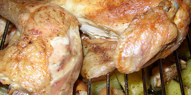 Ploché kuře (Crapaudine) s pečenými cibulemi, brambory a jablky (detail)