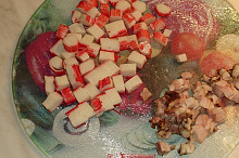 Surimi a slanimu nakrájíme na kostičky