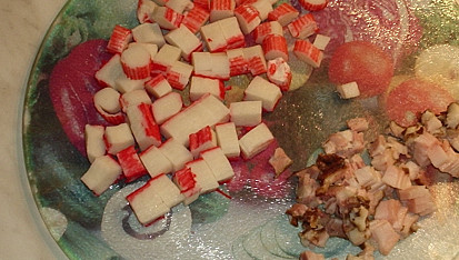 Pohanka se Surimi a Nivou, Surimi a slanimu nakrájíme na kostičky