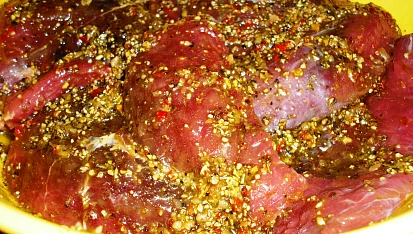 Pštrosí steak ve slaninovém kabátku, ... naloženo