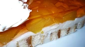 Pudinkové poháry s ovocnou želatinou, Dortík-ovocná roláda,jogurtový pudink, broskve a želé s broskvovou příchutí.