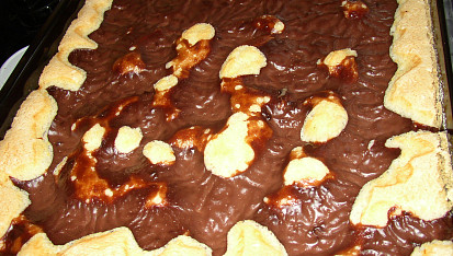 Pudinkový koláč, upečený koláč