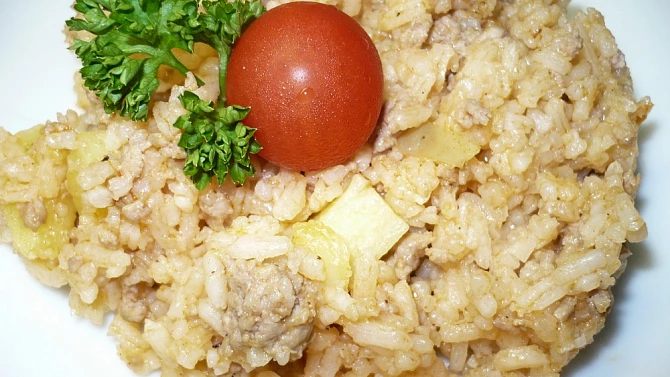 Rizoto rychlovka, Rizoto s mletým masem, lečem a navíc 2 brambory nakrájené na větší kostky.
