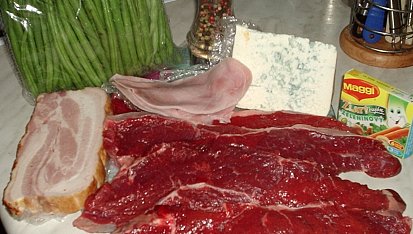 Roštěná plněná šunkou a Nivou, s fazolkami a slaninou, suroviny