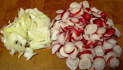 Salát z ředkviček, Cibule a ředkvičky-nakrájené