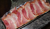 Sekaná podle Itala (Polpettone con pancetta), Formu vyložíme pečícím papírem a pak slaninou