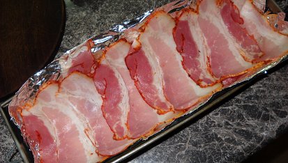 Sekaná podle Itala (Polpettone con pancetta), Formu vyložíme pečícím papírem a pak slaninou