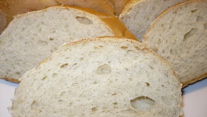 Škvarkové housky, Veka na řezu. Použita pouze hladká pšeničná mouka,místo škvarků škvarková pomazánka.