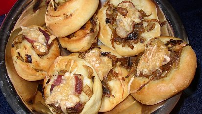 Slaninové vdolečky s cibulí a sýrem, upečené roládky