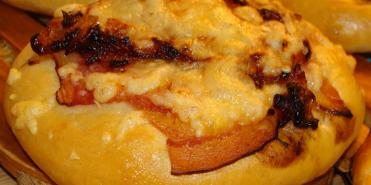 Slaninové vdolečky s cibulí a sýrem (Detail)