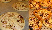 Slaninové vdolečky s cibulí a sýrem (Před a po upečení)