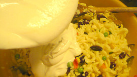 Těstovinový salát s kuřecími prsíčky