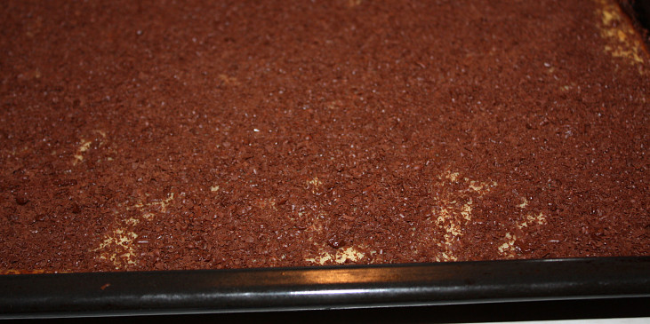 ...upečený, horký koláč posypeme strouhanou čokoládou...
