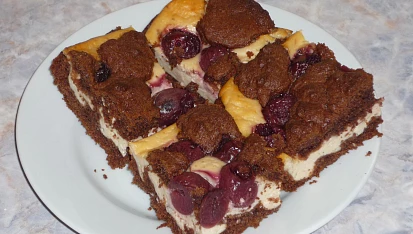 Tvarohový koláč s třešňovými hnízdy