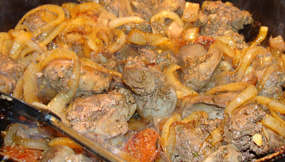 Vepřová játra zapečená s bramborem, Restování jater a cibule