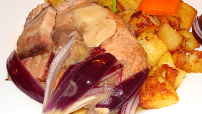 Vepřové kotlety s červenou cibulí,anglickou a česnekem