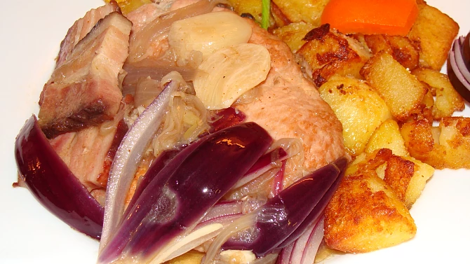 Vepřové kotlety s červenou cibulí,anglickou a česnekem