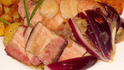 Vepřové kotlety s červenou cibulí,anglickou a česnekem