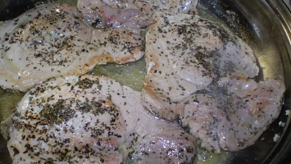 Vepřové řízky na šalvěji se žampiony, brokolicí a rajčaty, řízky zprudka opečeme...