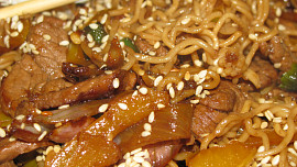 Wok - smažené česnekové hovězí se sezamem