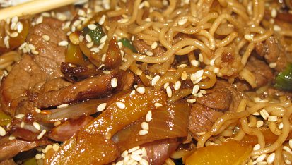 Wok - smažené česnekové hovězí se sezamem
