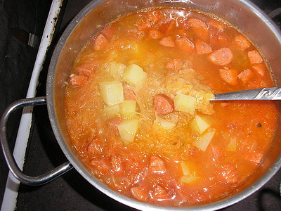 Zelná polévka s klobásou (..a brambory.)