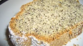 Bábovka makové panenky, svůj ukrojený kousek si vyfotil i Matěj - sám