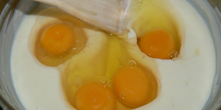 Bešamelové dolky (pridáme vajíčka a dobre vymiešame)