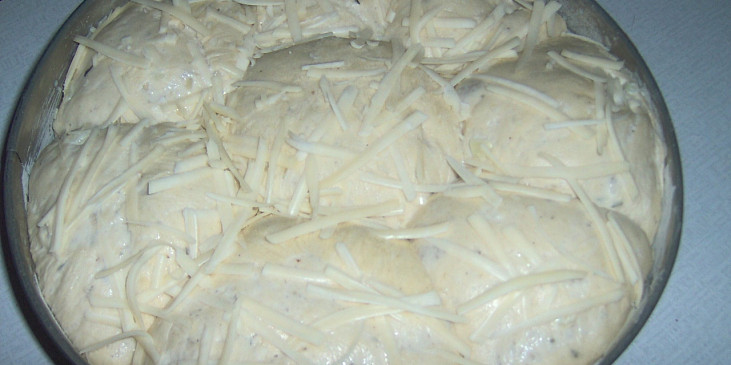 Bochník se sýrem a cibulí (před pečením)
