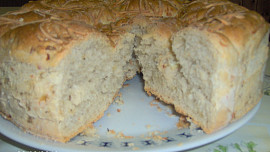 Bochník se sýrem a cibulí