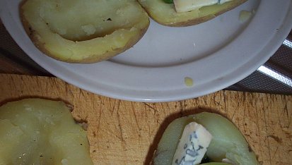 Brambory s rukolou, hráškem a nivou