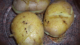 Brambory s rukolou, hráškem a nivou