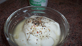 Brambory s rukolou, hráškem a nivou