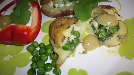 Brambory s rukolou, hráškem a nivou