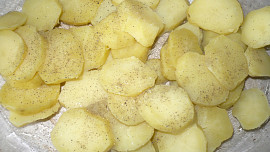 Brambory zapečené s tlačenkou