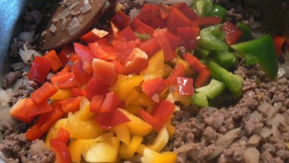 Chilli con carne arabico, pridáme nakrájanú papriku, cesnak a restujeme