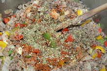 pridáme soľ, chilli, rascu, majoránku/oregáno, prípadne iné koreniny - množstvo podľa každého chuti