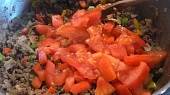 Chilli con carne arabico, pridáme nakrájané paradajky