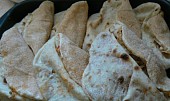 Chilli con carne arabico (naplnené chlebíky dáme na plech a ich vrch zahneme tak, aby nám zmes počas pečenia nevytiekla)