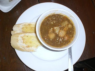 Čočková polévka s česnekem - jednoduchá (s crostini jako celý oběd)