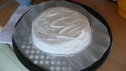 Dort Pavlova, rozetrit na plech ve tvaru dortu