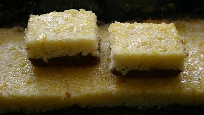 Dvoubarevný  kokosový koláč, no jo, nenechala jsem to vychladnout, tak se mi ta poleva trochu vcucla :D