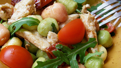 Gnocchi s rukolou, kuřecím masem a rajčátky