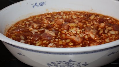 Gulášek do trouby, ...vše smíchané, přikrýt alobalem a šup do trouby...